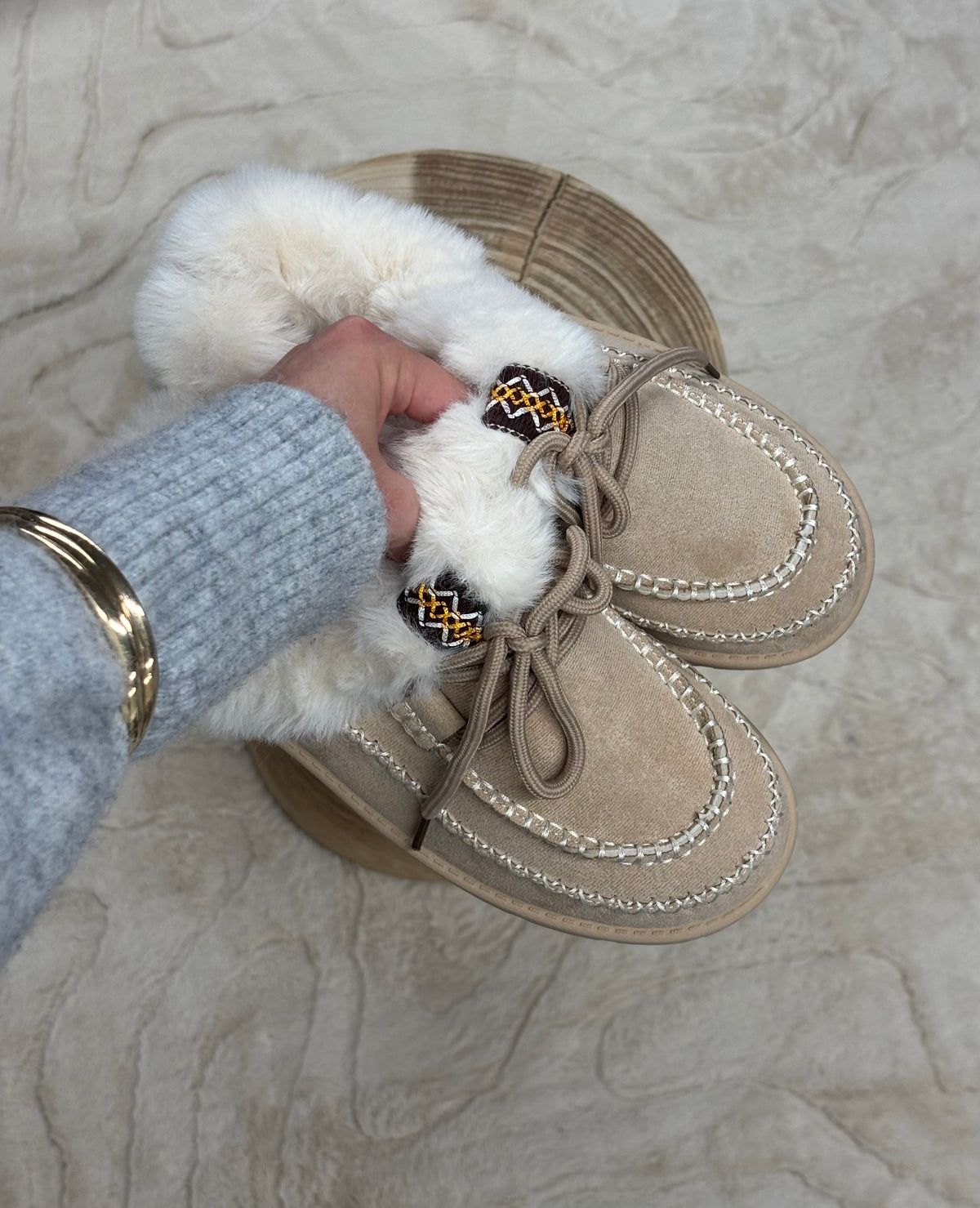Chaussons fourrés beige effet suédine