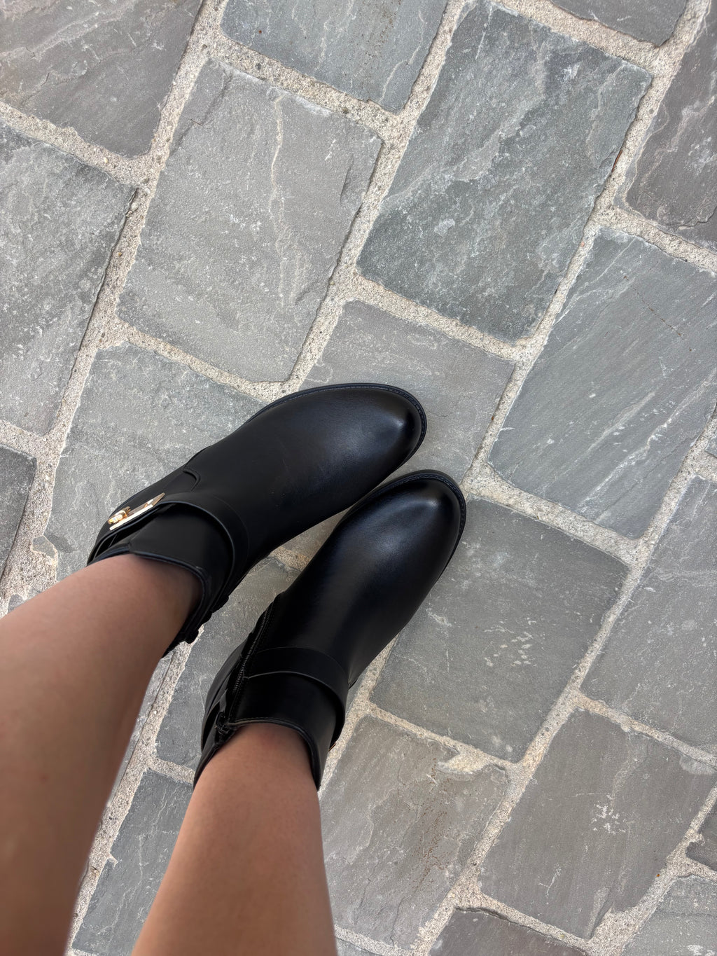 Bottines à boucle dorée