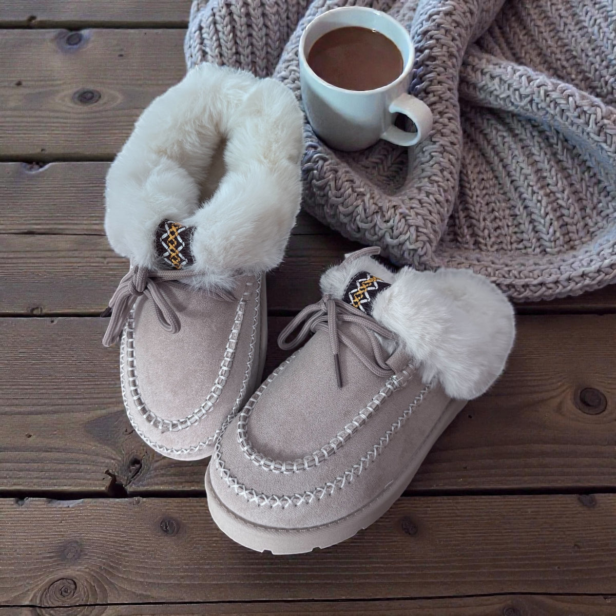 Chaussons fourrés beige effet suédine