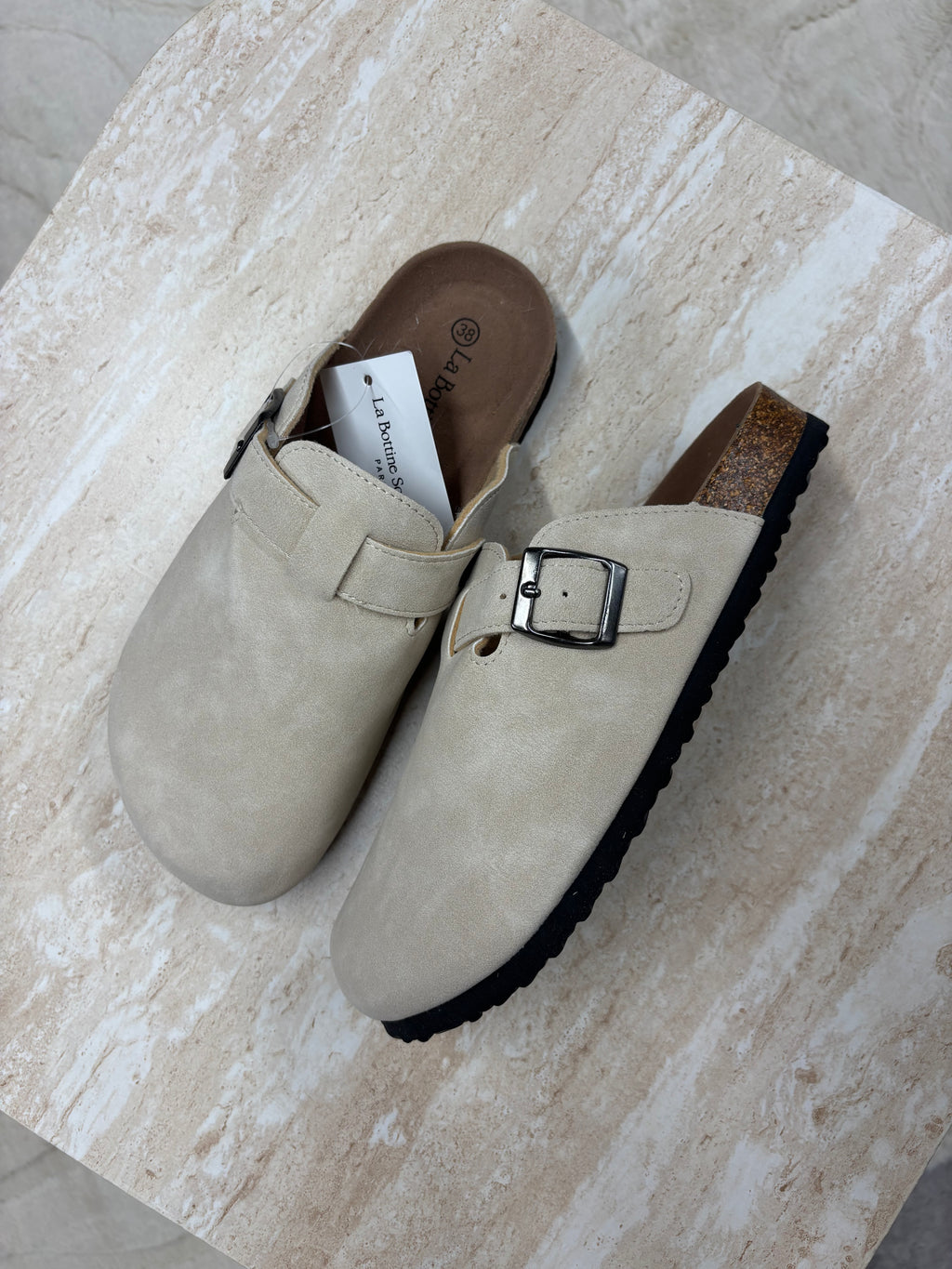 Sabots beige effet suédine à boucle