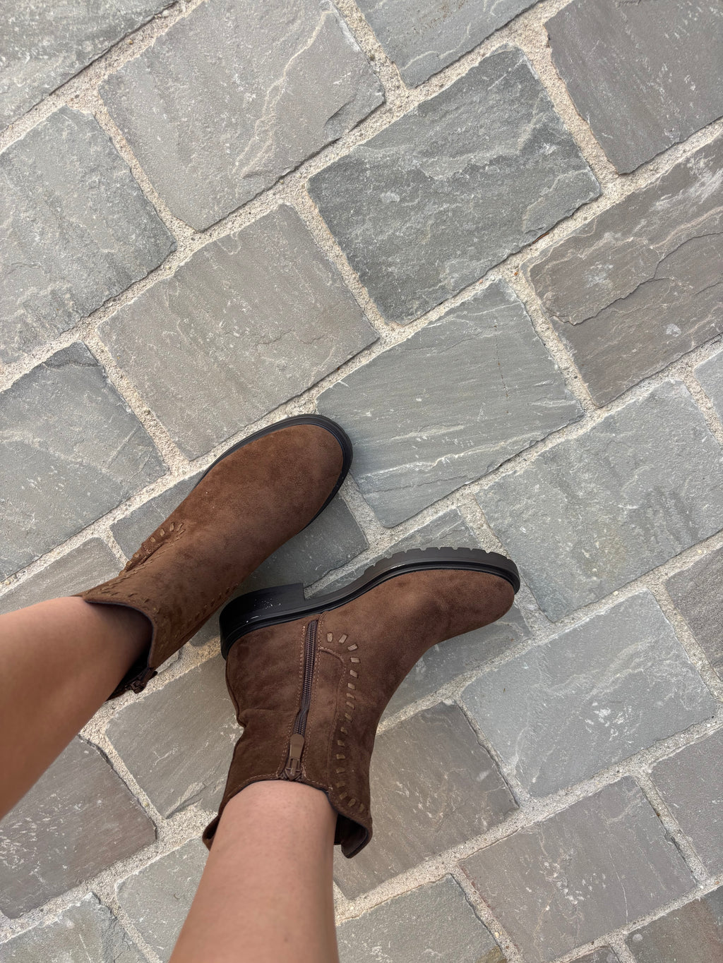 Bottines plates en suédine à détails tressés
