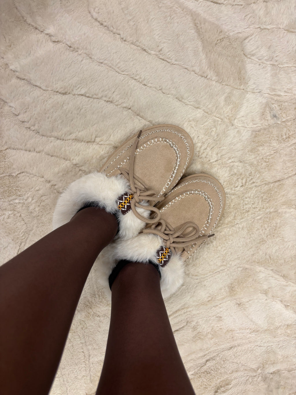 Chaussons fourrés beige effet suédine