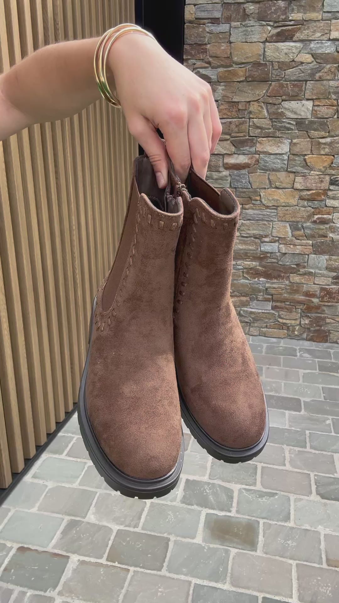 Bottines plates en suédine à détails tressés