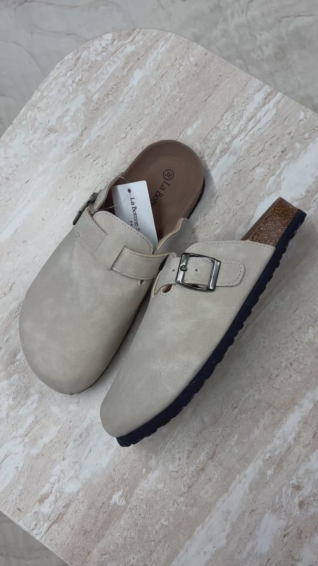 Sabots beige effet suédine à boucle